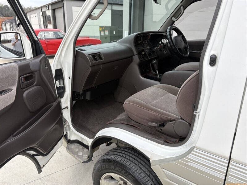 1997 Toyota HiAce | Global Sphere Autos Ltd | Best Cars in Europe