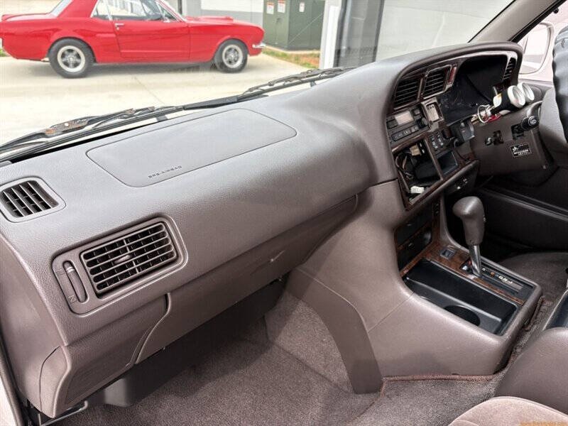1997 Toyota HiAce | Global Sphere Autos Ltd | Best Cars in Europe